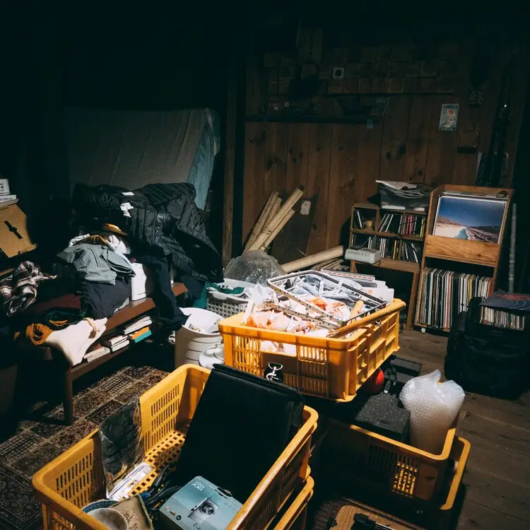 services-1 札幌のゴミ屋敷片付け・清掃サービスで不用品が散乱した部屋のビフォーイメージ
