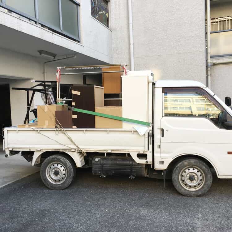 services-2 札幌の不用品回収サービスで軽トラックの荷台に積まれた不用品や粗大ゴミ