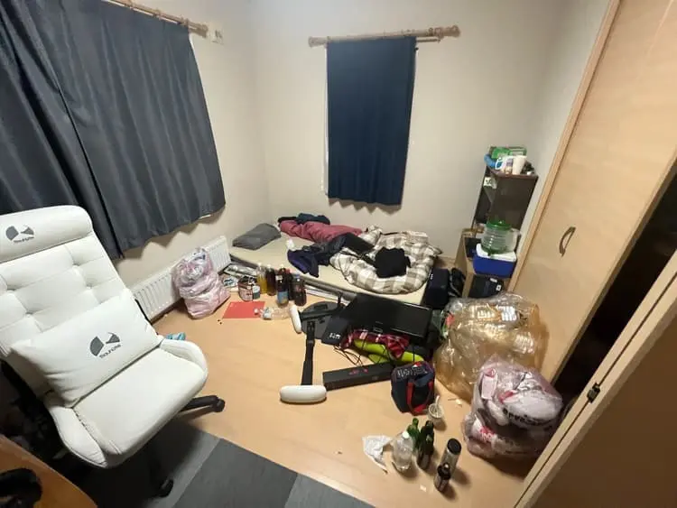 札幌のゴミ屋敷片付け・清掃サービスで不用品が散乱した部屋のビフォーイメージ