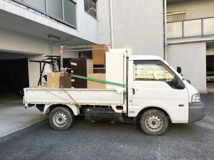 札幌の不用品回収サービスで軽トラックの荷台に積まれた不用品や粗大ゴミ